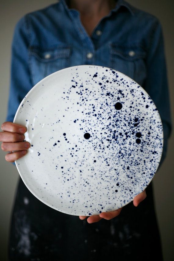 So eine Kuchenplatte kann man bestimmt auch gut selber bemalen! - #auch #bemalen #bestimmt #eine #gut #kann #Kuchenplatte #man #porcelaine #selber #potterypaintingideas