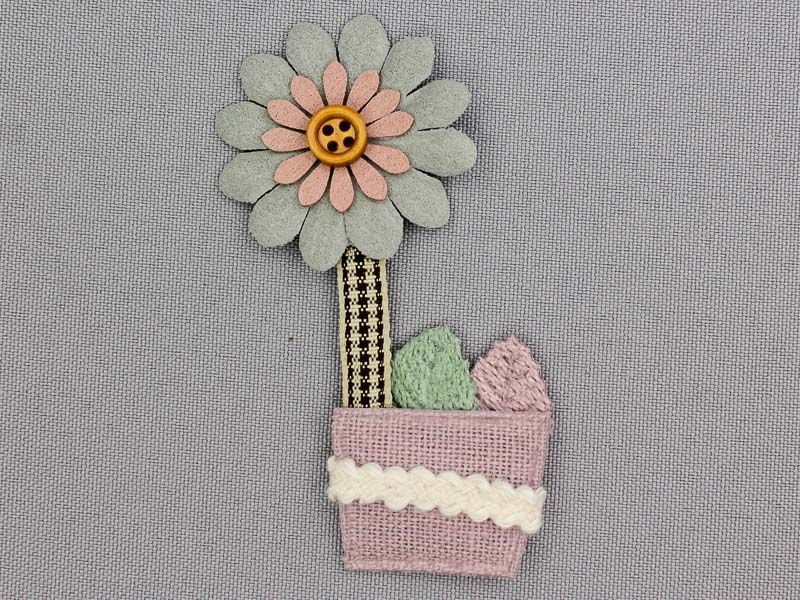 Niet opstrijkbare quilt applicatie in de vorm van een bloem in pot, met daarop een knoopje. Deze applicaties kunnen worden vastgelijmd of vastgestikt.
LET OP: Dit is geen speelgoed, pas op met baby's en kleine kinderen.
KLEUR / KENMERK Multicolor - Onze applicaties zijn verkrijgbaar in een groot assortiment aan designs voor jong en oud.
AFMETING Deze applicatie heeft een afmeting van circa 80mm x 50mm.
WASVOORSCHRIFT Deze applicaties zijn tot 30°C wasbestendig en zijn niet opstrijkbaar Babys, Cufflinks, Quilt, Accessories, Products, Babies, Quilt Cover, Baby, Quilts