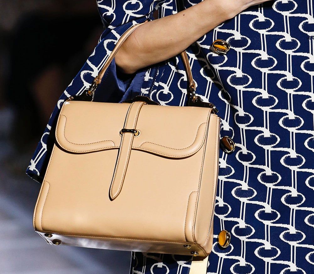 Prada’s Debuted a New Top Handles and Frame Bags on Its Spring 2019 Runway Stockholm Street Style, Street Style Paris, Milan Fashion Weeks, London Fashion, Prada Spring, Frame Bag, New Top, Hermes Kelly, Bag Making