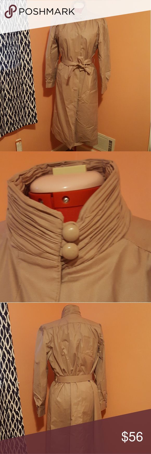 #Coat #Fog #i39m #Lavender #London #OBSESSED #Raincoat #Rainy Day Outfit vintage #Trench #vint #Vintage London Fog Vintage Lavender Raincoat Trench coat I'm obsessed with this vint... ロンドンフォグヴィンテージラベンダーレインコートトレンチコートこのヴィンテージのロンドンフォグレインコート/トレンチコートに夢中です。ほっそりしたラベンダー色で、襟ぐりはシャーリングで少し肩がふくらんでいます。雨の日の衣装を見せるために、ベルトで縛ったり、ボタンを外したままにしておきます。ロンドン... #rainydayoutfitforwork
