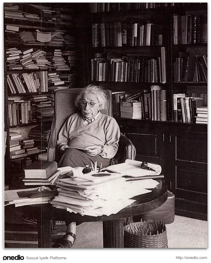 Albert Einstein'ın ABD'deki kişisel kitaplığında çalışırken... Albert Einstein Photo, Albert Einstein Quotes, Poses For Photos, Old Photos, Albert Einstien, Urbane Kunst, Isaac Asimov, E Mc2, Astronomy