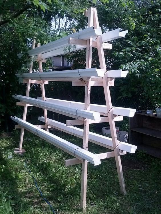 20 Easy DIY Gutter Garden Ideas - garden-decor, flowers-plants-planters Diy Garden, Magic Garden, Garden Planters, Dream Garden, Garden Projects, Backyard Garden, Herb Garden, Planters Flowers, Rustic Backyard