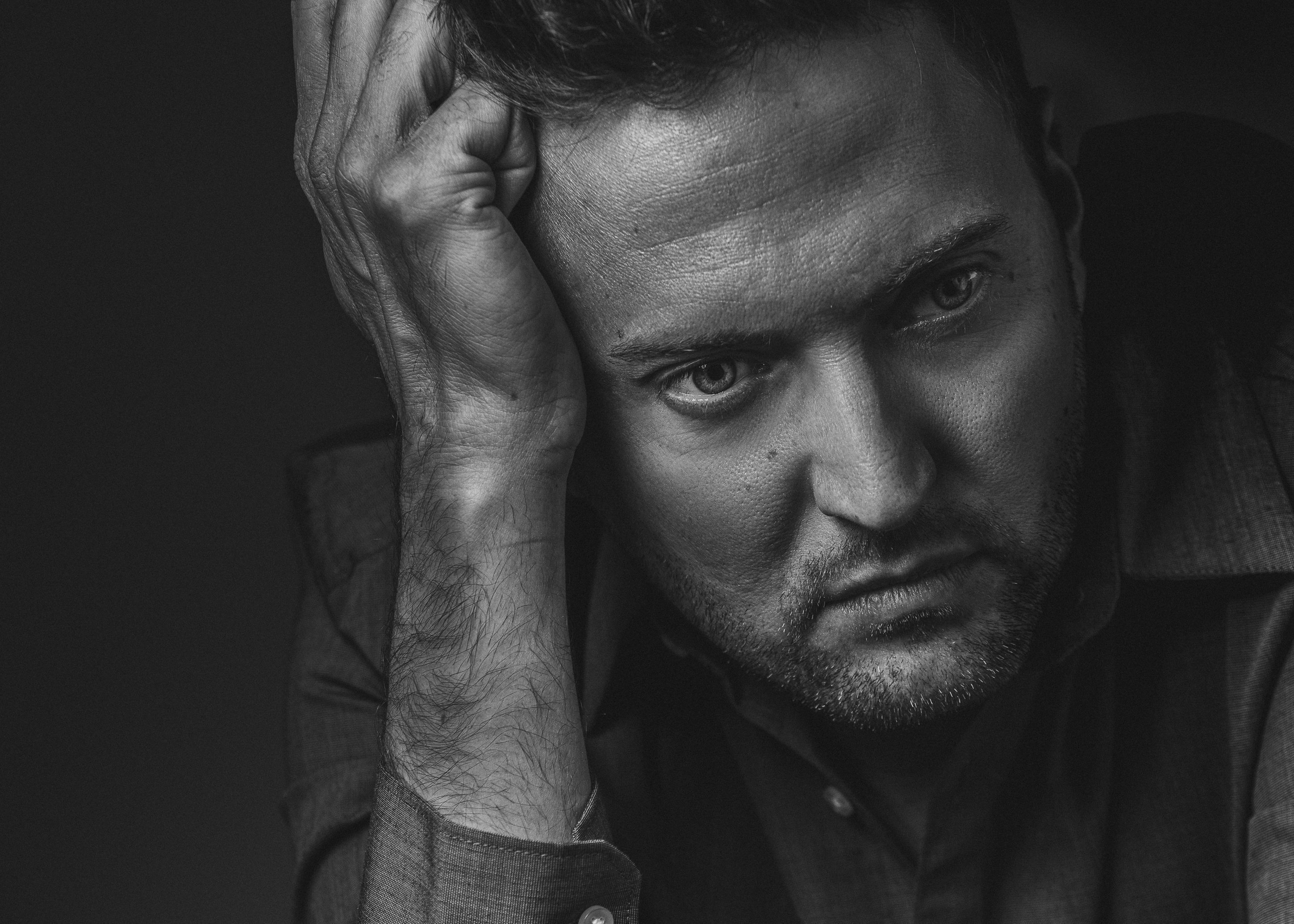Musician Moody Portrait, Nashville Photographer, Nashville Headshot Photographer, Nashville Model, Nashville Musician Tyler Huston, portrait photography, creative portrait photography, photography lighting tips, lighting inspiration, Black and White Portrait, studio photography lighting studio lighting setups, portraits, set a light 3d, elixxier Software, v-flat, Octabox, Studio light setup, #nashvillephotographer #nashvillemodel #nashvillemusician #portraitlighting #blackandwhite #vflatworld Creative Portrait Photography, Studio Photography Lighting, Headshot Photography, Studio Lighting, Creative Portraits, Light Photography, Editorial Photography, Headshot Poses, Photographer Headshots
