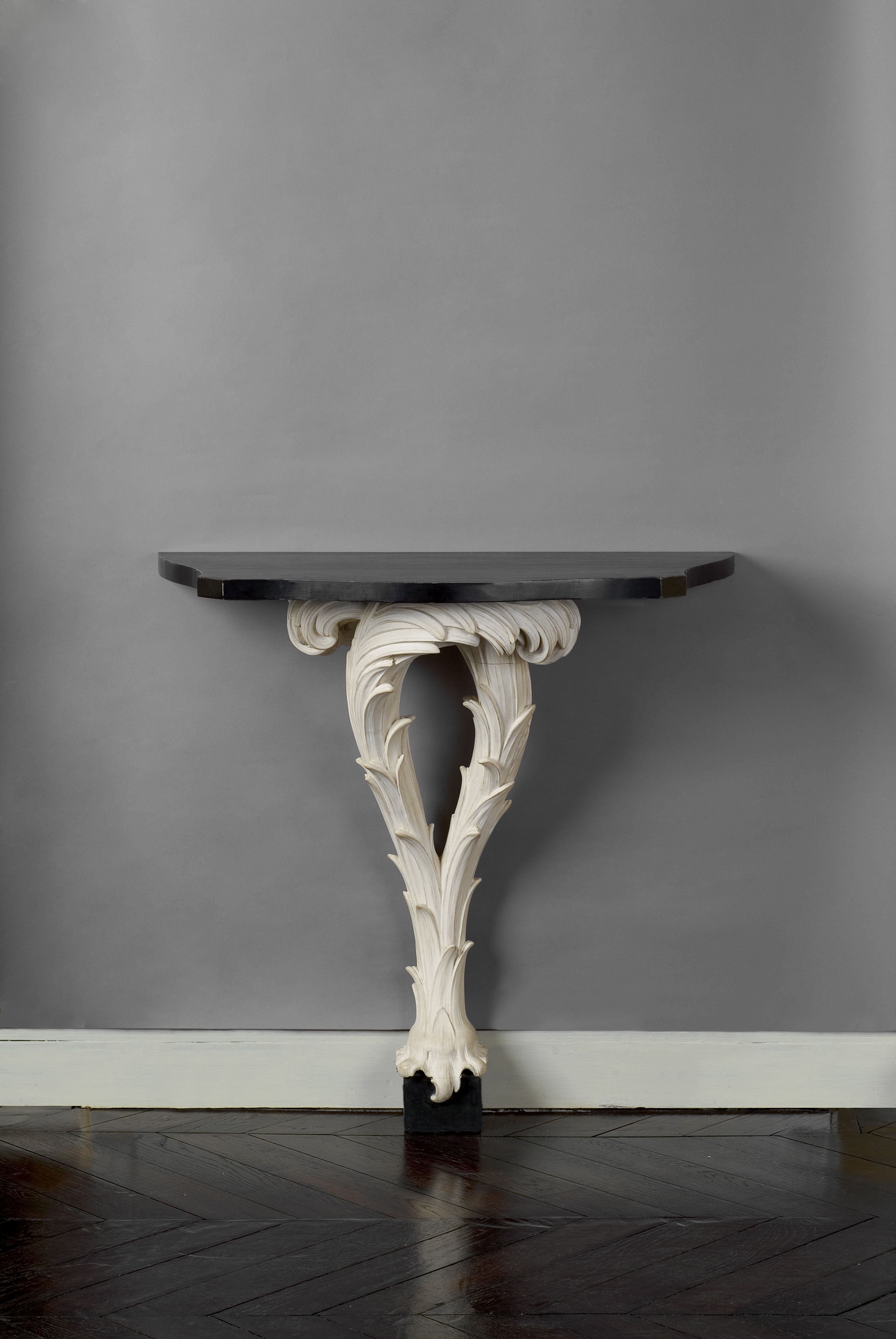 Commode A Portes De Forme Galbee Le Bati En Chene Placage De