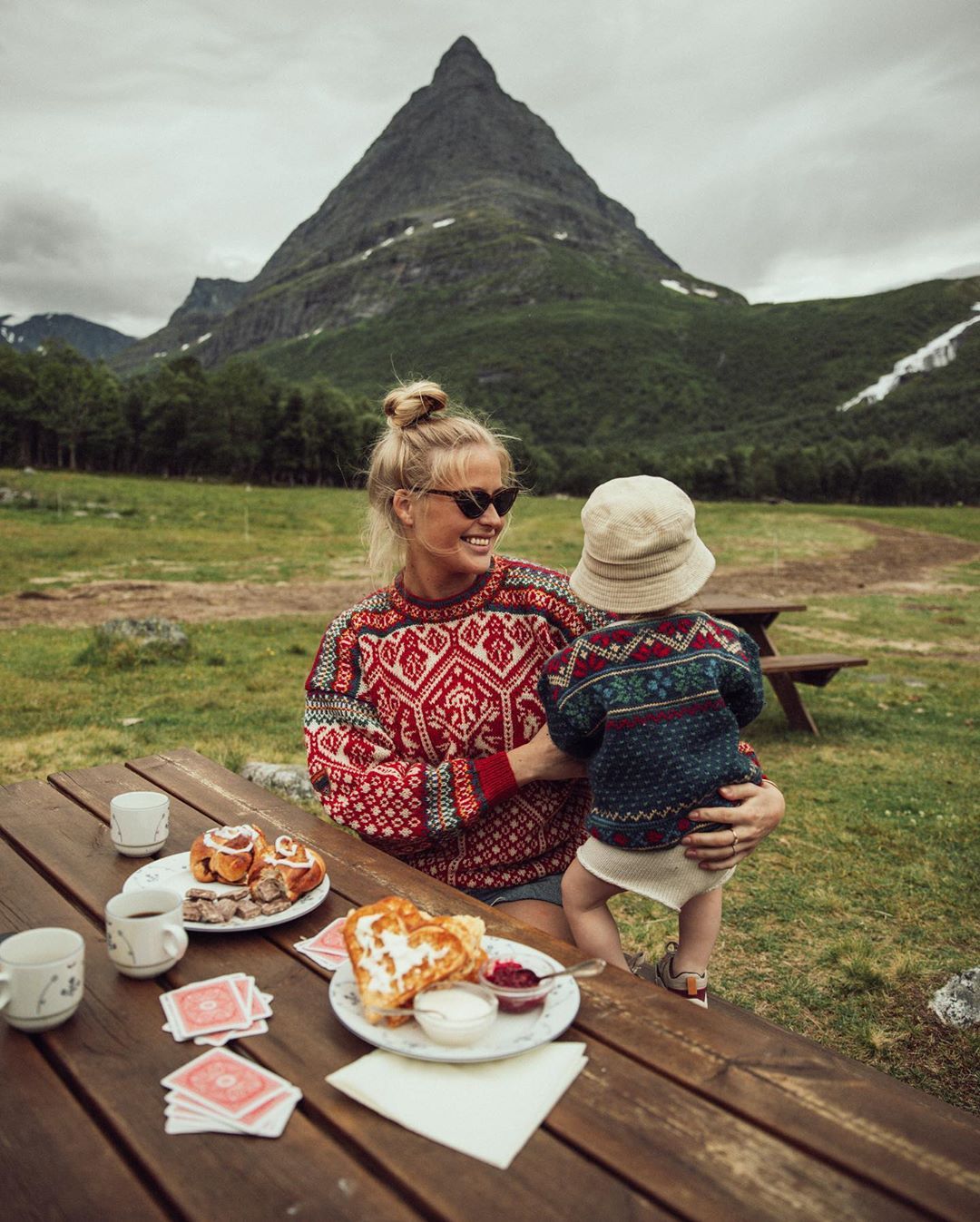 Cute Kids, Cute Babies, Baby Kids, Cute Baby Pictures, Kids Pictures, Vision Board, Old Sweater, Sweaters, Viajes