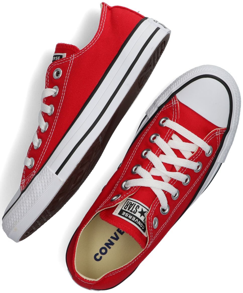 De Chuck Taylor ALL Star OX Dames Is de meest iconische sneaker van het merk Converse! Deze rode klassieker is perfect om jouw persoonlijke stijl mee te laten zien en is eindeloos te combineren bij al jouw zomerse outfits. De rubberen neus en stootrand geven deze schoen de kenmerkende Converse-look. Extra leuk zijn de zwarte strepen in de zoolrand en de merklabels op de tong en de hiel. Deze lage sneaker is uitgevoerd in canvas met een canvas voering, een vast voetbed en een rubberen zool met gr