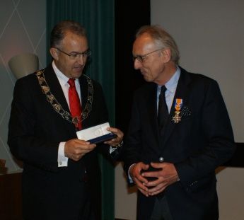 Frans Hiddema benoemd tot Officier in de Orde van Oranje-Nassau Drs. Frans Hiddema, sinds 1990 voorzitter Raad van Bestuur van Het Oogziekenhuis Rotterdam, neemt vandaag tijdens het symposium “Improving patient safety: it’s all in the implementation!” afscheid. Tijdens het symposium is Hiddema door burgemeester Aboutaleb benoemd tot Officier in de Orde van Oranje-Nassau. Frans, Nassau, Rotterdam, Suit Jacket, Worldwide, Suits, Jackets, Fashion, Down Jackets