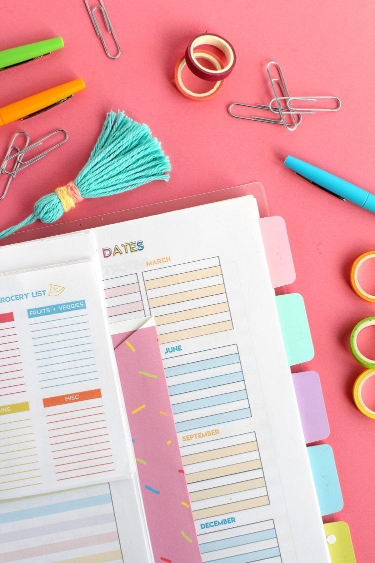 How To Make A DIY Planner You'll LOVE (2021) With Printables - Make A Planner At Home Planner Organizer Binder, Diy Planner Notebook, Planner Dividers, Planner Organization, Planner Pages, Printable Planner, Printables, Planner Ideas, Calendar Ideas