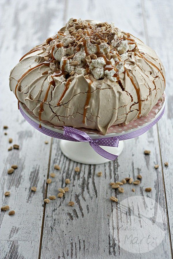 Pavlova słony karmel Pavlova Dessert, Pavlova Cake, Mini Pavlova, Ice Cream Taco, Meringue Desserts, Dessert Cake Recipes, Polish Recipes, Recipes From Heaven, Sweet Cakes