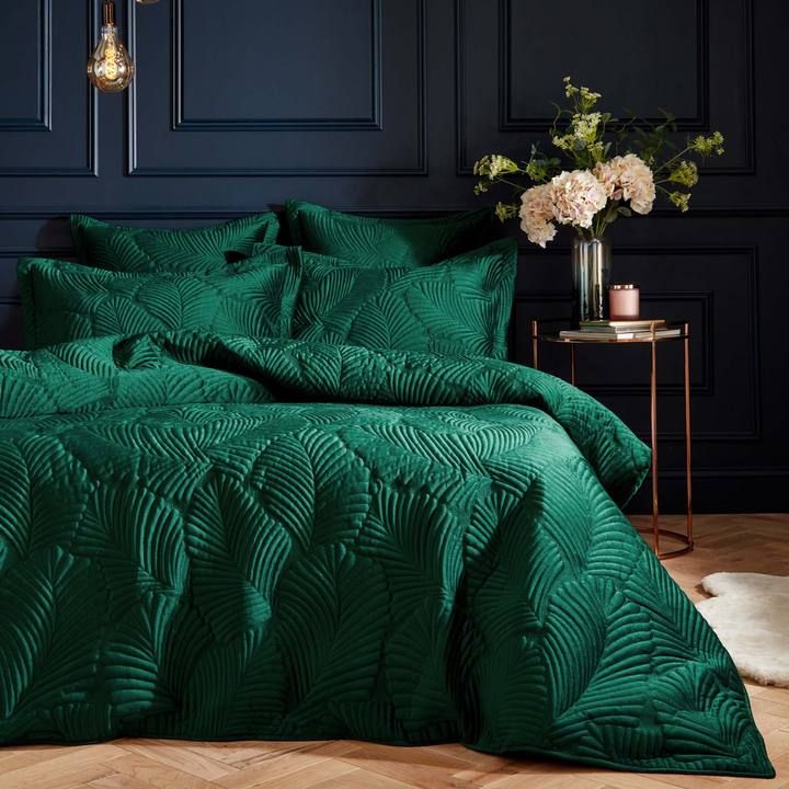 Add showstopping style and opulence to your bedroom with our quilted Palmeria bedding, featuring luxe embroidery on a soft, sumptuous velvet. With a delicate cotton reverse to help keep you cool and comfortable at night, and oxford edge pillowcases for the perfect finishing touch. Product Details Featuring luxe embroid Emerald Bedroom, Emerald Green Bedrooms, Gold Bedroom, Green Rooms, Emerald Green Decor, Jewel Tone Bedroom, Emerald Green Bathroom, Opulent Bedroom, Purple Bedroom