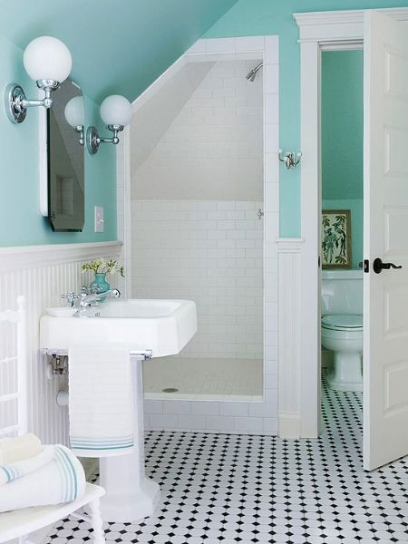 El baño es pequeño. Tiene un aseo al lado de la ducha y un fregadero ... El baño es pequeño. Tiene un aseo al lado de la ducha y un fregadero ...