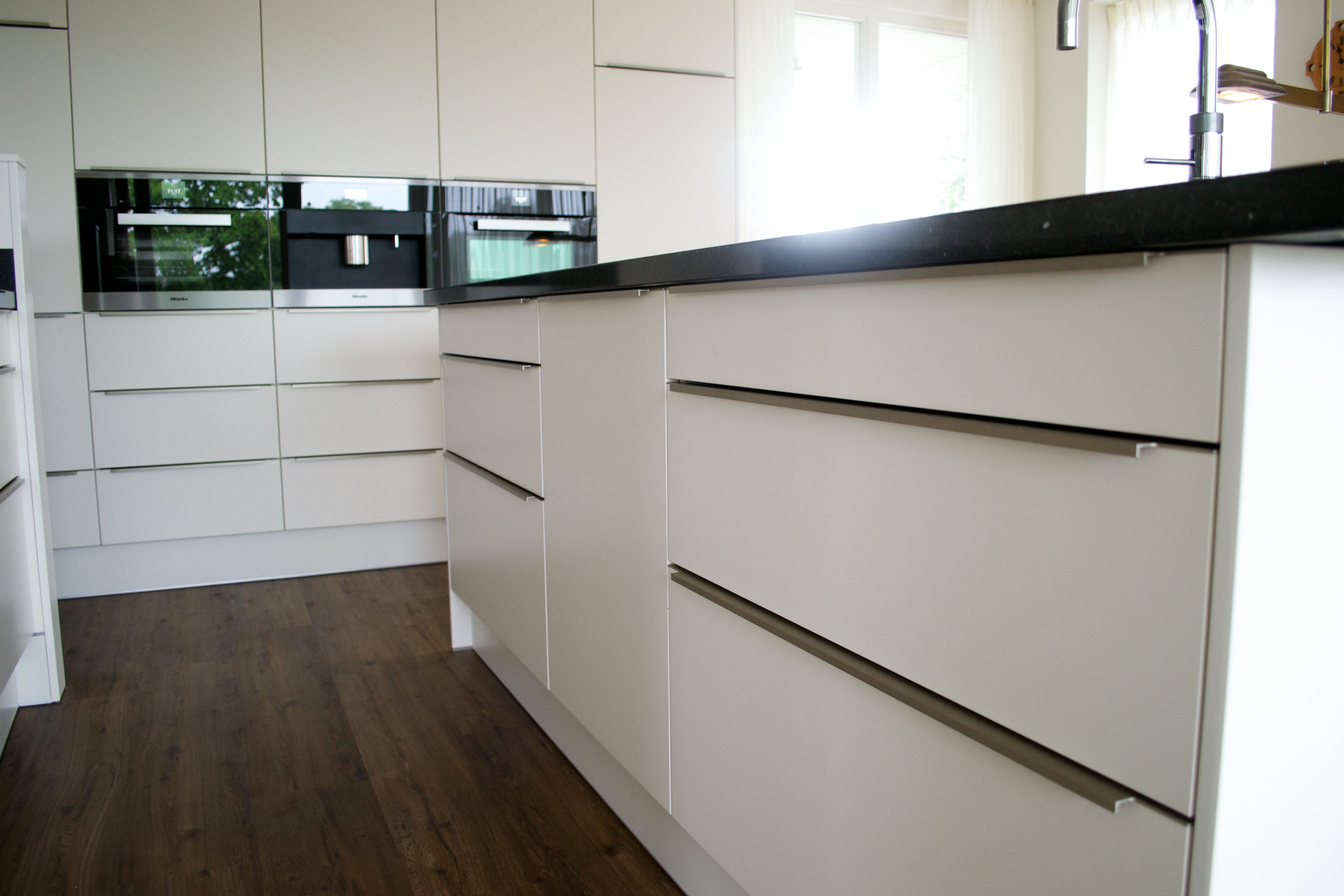 Strakke, moderne witte keuken met mooie lijnenspel ...