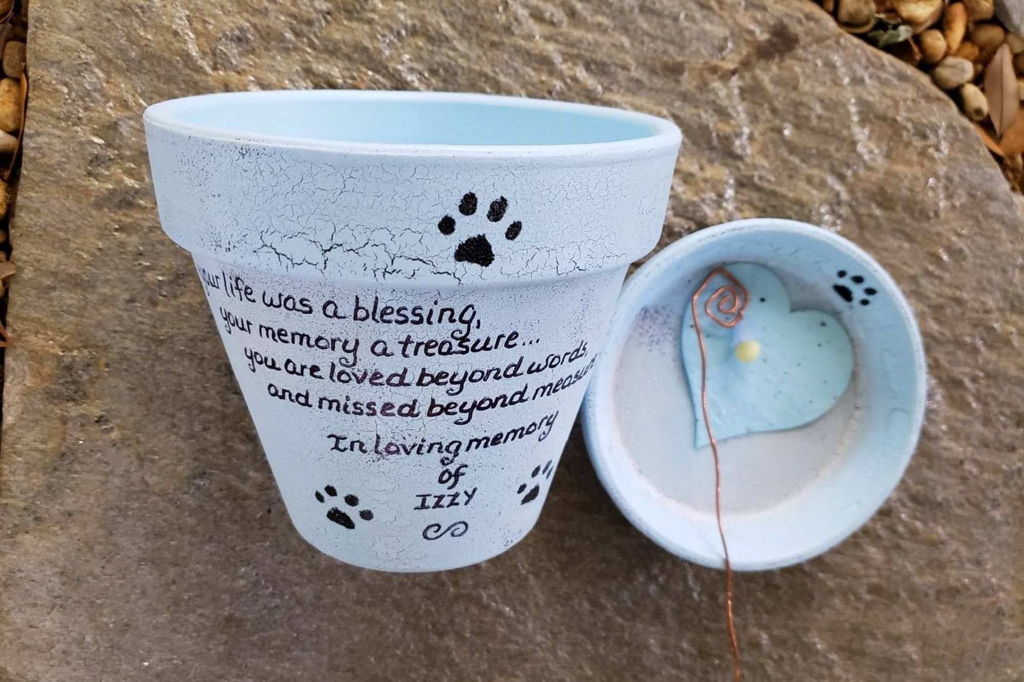 Whether it's you missing a beloved pet, or someone you love and would like to gift, these gorgeous hand painted planters come in two sizes and over 20 color choices. We'll add a heart shaped seed card and a personalized gift note! HappyMooseGardenArt.Etsy.com #petlossgifts #dogmemorialgifts Cat Memorial Gift, Hand Painted Planter, Event Favors, Pet Loss Gifts, Gift Bundles, Fun At Work, Felt Hearts, In Loving Memory, Pet Memorials