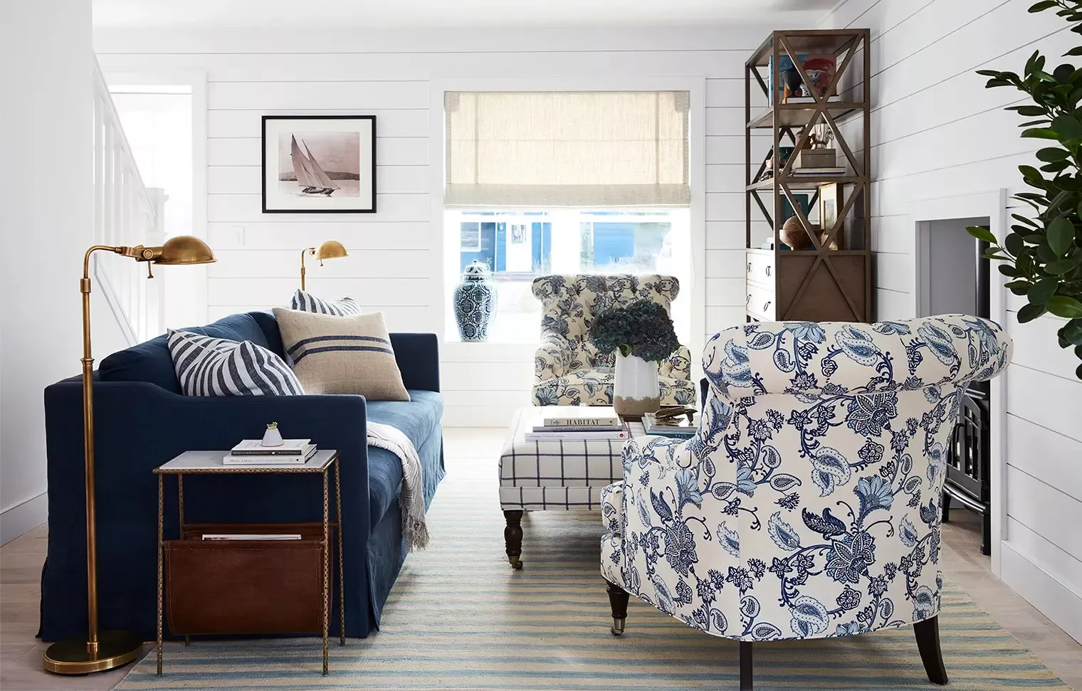 Décoration méditerranéenne en bleu pour la maison d’un blogueur - Planète Déco Beach House Living Room, Beach House Decor, Diy Home Decor, Shingle Style Homes, Cottage Style Decor, Atlanta Homes, Custom Drapes, Hamptons House, Guest Bedrooms