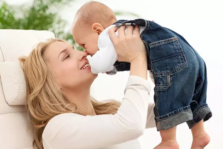 You want to know whether your baby's development is in the right track? Read the post & learn about what to expect in baby development month by month. Get ready to experience 5 Month Baby Development, Baby Development Milestones, Baby Milestones, Baby Monat Für Monat, Twin Baby Photography, 4 Month Old Baby, Baby Information, Mother Daughter Quotes, Babies First Year