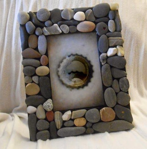 Tavola di Natale minimal: come decorarla con semplicità ed eleganza. Stone Crafts, Rock Crafts, Fun Crafts, Diy And Crafts, Arts And Crafts, Projects To Try, Craft Projects, Mosaic Frame, Driftwood Crafts
