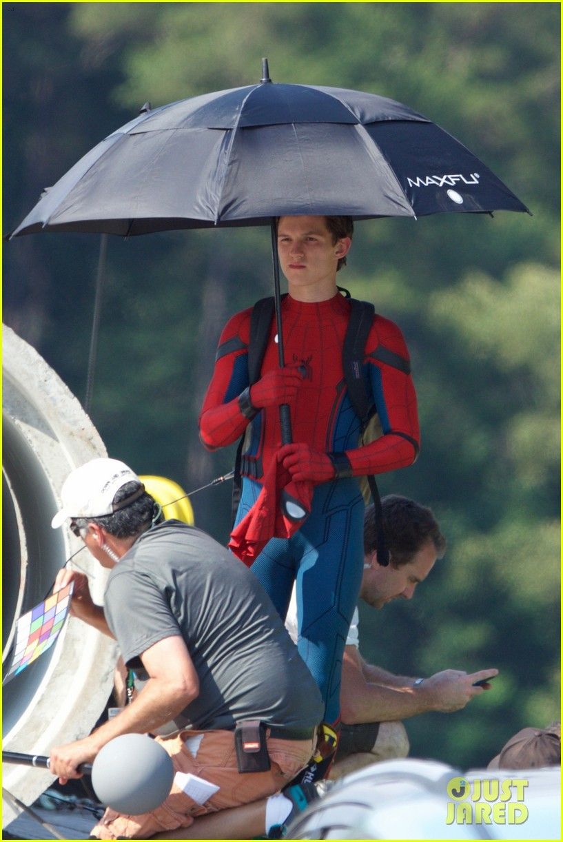 Pin By Two Nutty Newds On Resimler Tom Holland Tom Holland Abs Spiderman