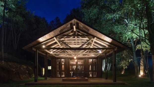 Oude schuur omgebouwd tot woonhuis met prachtige verlichting ... Oude schuur omgebouwd tot woonhuis met prachtige verlichting ...