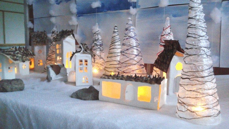 "Joulukyläprojekti (1.-2.lk) Maitopurkit on päällystetty tapetilla ja kuusissa villa- ja puuvillalankaa sekä joissain lisänä paljetteja (Alkuopettajat FB -sivustosta / Sonja Karjalainen) Chistmas, Christmas Crafts, Christmas Stuff, Christmas Inspiration, Projects To Try, Table Decorations, School, Christmas Things, Dinner Table Decorations