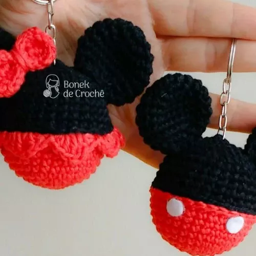 Minnie Mouse: tutoriais em crochê Crochet Keychain Pattern, Crochet Bag Pattern, Crochet Patterns Amigurumi, Crochet Motif, Crochet Dolls, Diy Crochet, Crochet Crafts, Crochet Disney, Crochet Mickey Mouse