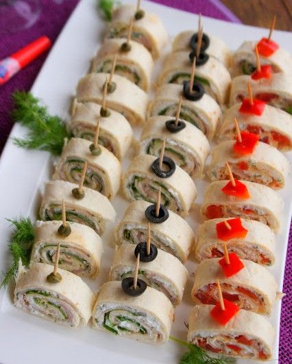 Nebaví Vás připravovat jednohubky na oslavu? Vyzkoušejte připravit rolky z tortily, je to jednodušší, rychlejší a podle mě i chutnější. Holiday Appetizers, Party Food Appetizers, Appetizer Recipes, Party Food Buffet, Party Food Platters, Food Recipies, Cooking Recipes, Party Sandwiches, Snacks Für Party