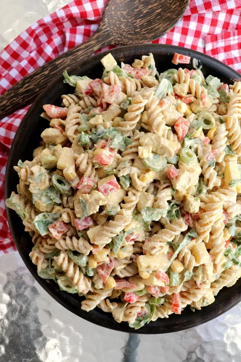 LINDASTUHAUG – Krema pastasalat med kylling og karri Poultry Recipes, Chicken Recipes, Cooking Recipes, Healthy Recipes, Food Mat, Spaghetti Pasta, Food Cravings, Dinner Time, Summer Recipes