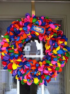 Easy DIY Birthday Wreath. Saw this on a friend's door, i gotta make this, so cute! Birthday Diy, First Birthday Parties, First Birthdays, Birthday Ideas, Happy Birthday, Birthday Balloon Wreath, Birthday Wreaths, Cute Crafts, Diy And Crafts