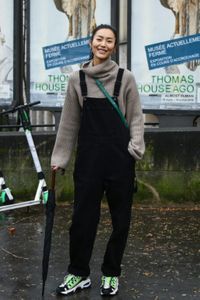 おしゃれ上級者の「サカイ」の着こなし方 パリコレ会場で発見(823991) | WWD JAPAN Sacai, Thomas, Overalls, Lookbook, Street Style, My Style, People, Pants, Fashion