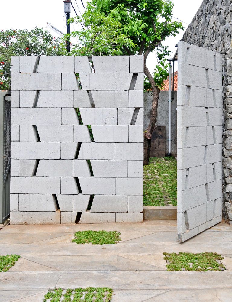 Pagar dari Beton Ringan di Rumah Kontemporer Anything Pagar dari Beton Ringan di Rumah Kontemporer Anything