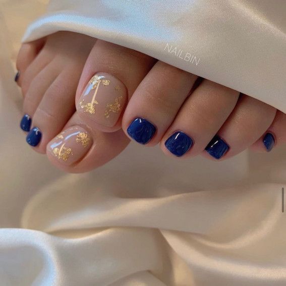 6. Gold Flake Natural Navy Blue Toe Nails Summer is almost here! Put away your croc print boots and your cozy socks. It's a time of the year again when feet will have a chance to feel the fresh air. So let's get cute toe nails ready and pair with cute and comfortable sandals. Blue Toe Nails, Simple Toe Nails, Gel Toe Nails, Toe Nail Color, Pretty Toe Nails, Feet Nails, Toe Nail Art, Nail Art Blue, Toe Art