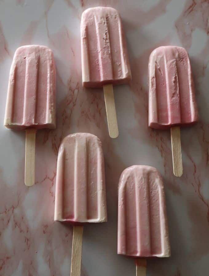These raspberry creamsicles are light and sweet! | raspberry popsicle | raspberry cream popsicle Pineapple Banana Bread Recipe, Easy Banana Bread, Chocolate Chip Banana Bread, Banana Bread Recipes, Salted Butter, Butter Pie, Peanut Butter, Raspberry Popsicles, Bakery Style Cake