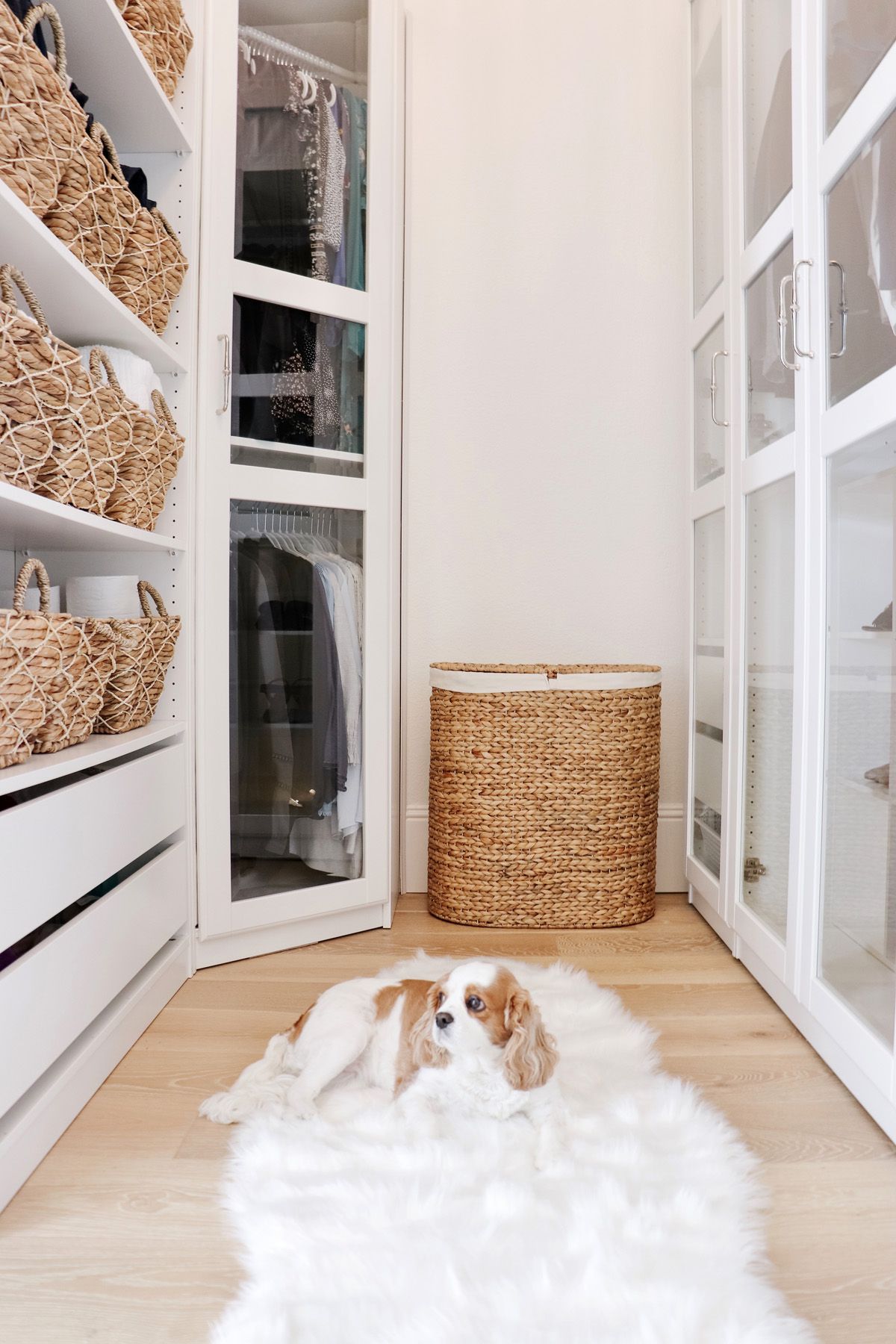 5 Easy Ways to Organize and Beautify your Closet || Best tips and tricks on how to tidy up your home! Kristy Wicks Family Room Sectional, Sectional Sofa, Master Bedroom Closet, Bedroom Bed, Entryway Closet, Front Entryway, Master Bathroom, Barn Sink, Restoration Hardware Outdoor Furniture