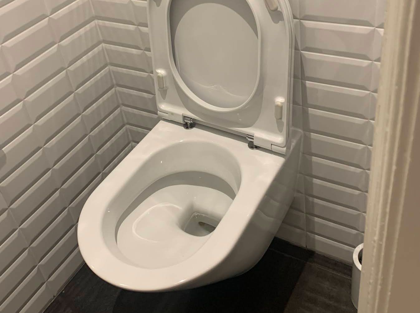 A különböző dugulások közül talán a legkellemetlenebb a wc eltömődése, hiszen gyakorlatilag halaszthatatlanul megoldást kell találni rá – nem igazán van alternatíva, amellyel a helyiség funkcióit könnyedén meg lehetne oldani. Emellett igen kellemetlen szagokkal jár és higiéniai szempontok miatt sem javasolt sokáig halogatni a probléma megoldását. A WC duguláselhárításánál tehát ha nem sikerül gyorsan, egyszerűen házipraktikákkal megoldani a helyzetet, javasolt mielőbb szakemberhez fordulni. Toilet, Bathroom, Washroom, Flush Toilet, Full Bath, Toilets, Bath, Bathrooms, Toilet Room