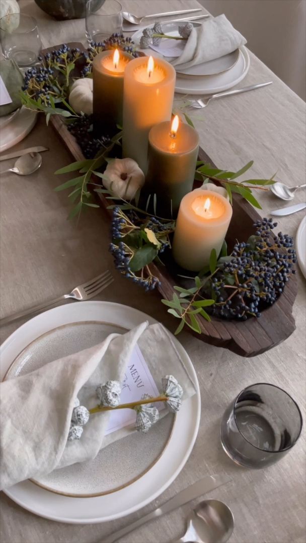 Ein sehr wichtiger Teil der weihnachtlichen Tischdekoration sind natürlich die Kerzen in der MitteEr ist der Mittelpunkt vieler Tische und als Dekoration in der Weihnachtszeit kaum wegzudenkenKerzenLaternenGestecke aus Tannengrün und Weihnachtsdeko oder Servietten mit Weihnachtsmustersind zudem schöne Elemente für die passende DekorationKerzen erzeugen mit ihrem warmen Schein eine wundervolle Atmosphäre./Westwing Tischdeko table setting christmas Weihnachten Ideen modern clean 2021 Dining Room Table Decor, Decor Home Living Room, Deco Table, Decoration Table, Fall Home Decor, Autumn Home, Dinning Room, Diy Home Decor, Diy Deco Noel