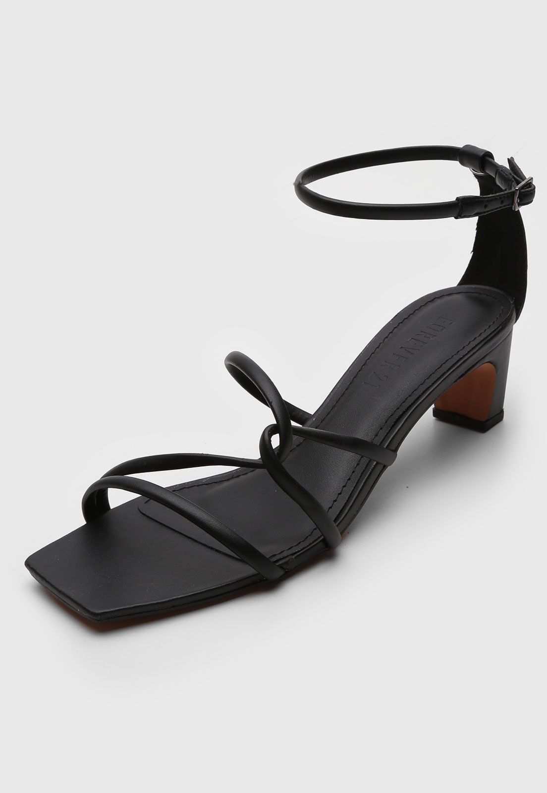 Sandália Forever 21 Bico Quadrado PretaSalto no tamanho 38: 9cmPeças essenciais para arrematar um look, os calçados versáteis com suas combinações fáceis e estilosas, são os modelos que ficam bem com qualquer tipo de visual e, por isso, são indispensáveis.Sobre a marca: Fundada em 1984, a Forever 21 é considerada uma das marcas mais conhecidas do universo fashion. Democratizando a moda seguindo as principais tendências mundiais através de roupas, calçados e acessórios coloridos, joviais e despoj Forever 21, Look, 21st, Shoes, Products, Fashion, World Trends, Top Trending Hashtags, Black