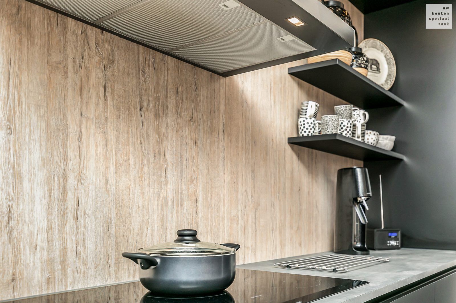 Houten achterwand moderne keuken | Keuken, Houten keuken ...
