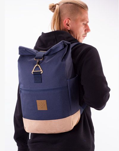 M13 Online Shop Timber Wood Roll-Top Rucksack (Navy) - Timber Wood Roll-Top Backpack (Navy) Klassische Wildleder-Optik im Vintage Look trifft auf moderne Linienführung und klares Design. Die Timber Wood Reihe besticht durch seine hohe Funktionalität sowie den minimalistischen Retro Charme den die verwendeten Farben und Materialien versprühen. Perfekt geeignet für jede Gelegenheit: Ob in der U... Hermes, Dual System, Top Backpacks, Timber Wood, Oeko Tex 100, Herschel Heritage Backpack, Navy, Vintage, Design