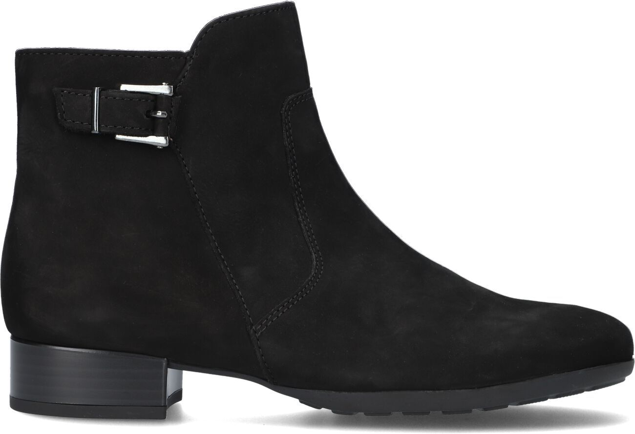 Mooi, eleGant & comfortabel! Dat is deze zwarte enkellaars 714 uit de Comfort collectie van het merk Gabor. Comfort schoenen hebben meer volume bij de tenen en bij de bal van de voet en bieden voor iedere voet de noodzakelijke ruimte. Dit model is uitgevoerd in zacht suède met een verhoogde schacht aan de voorzijde en een siergesp aan de zijkant. Het laarsje heeft een binnenvoering van zacht textiel met een vast voetbed en met de handige ritssluiting aan de binnenkant trek je 'm eenvoudig aan en Chelsea Boots, Ankle Boot, Booty, Suede, Shoes, Elegant, Model, Products, Fashion