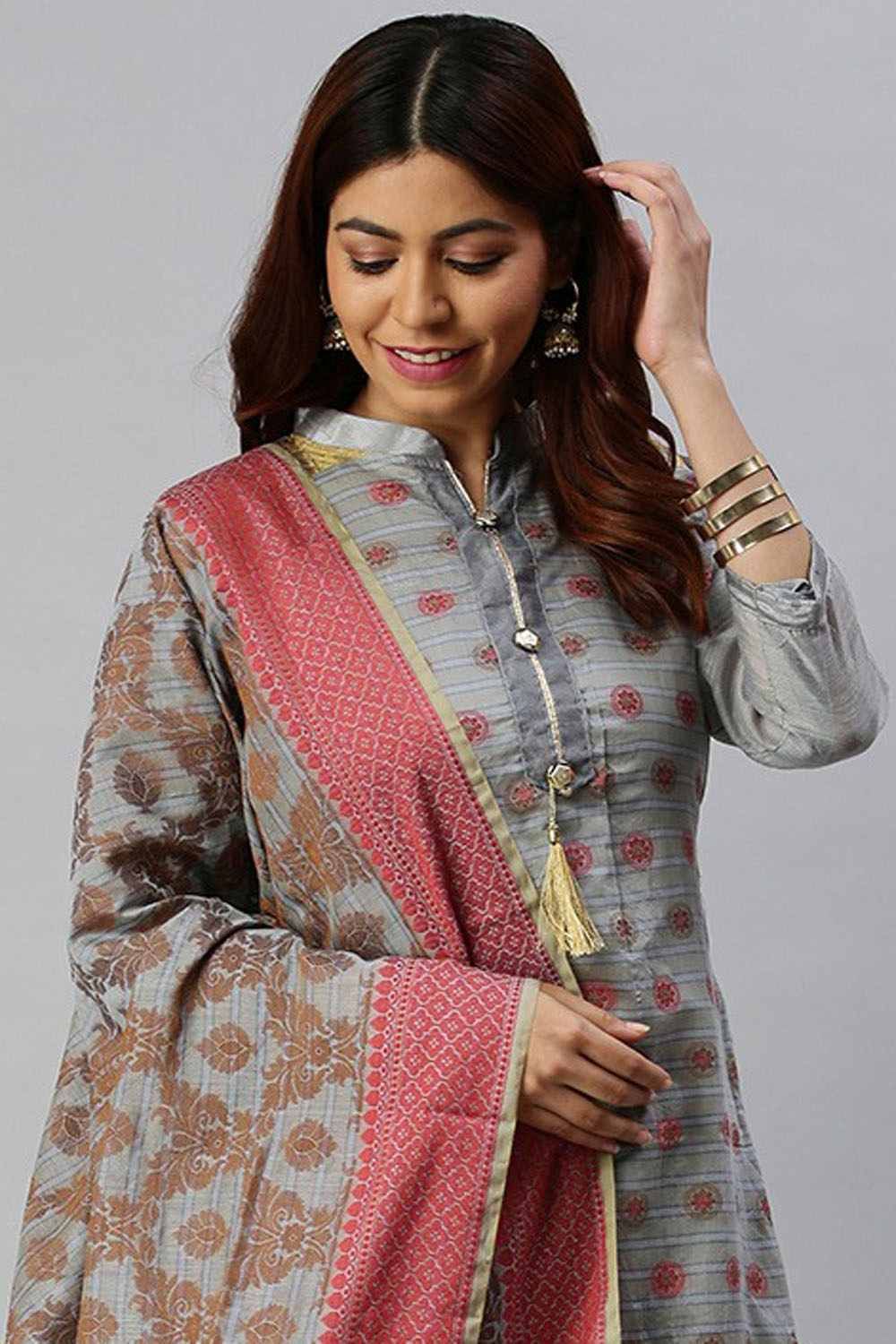 Look Pretty This Designer Floor Length Suit In Lovely Color. Its Pretty Wevon Jacquard Top Is Banarasi Silk Based Paired With Santoon Bottom And Banarasi Silk Wevon Jacquard Fabricated Dupatta Which Gives An Attractive To The Suit.Product Features: Top Color: Grey Bottom Color: Grey Dupatta Color: Grey Top Inner Fabric: Santoon Top Outer Fabric: Banarasi Silk Bottom Fabric: Santoon Dupatta Fabric: Banarasi Silk Style Name: Straight Work: Woven Jacquard Work Occasion: Casual Sleeves: 3/4th Sleeve Gray Bottom, Grey Top, Silk Bottoms, Woven Dress, Lovely Colors, Mandarin Collar, Set Dress, How To Look Pretty
