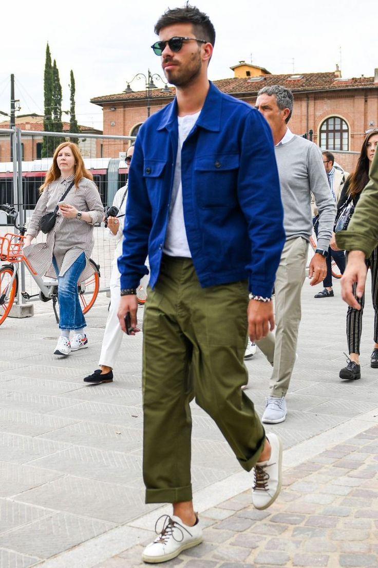 ゆったりシルエットのカーキパンツでカジュアルコーデをリラックス感のある装いに メンズファッション 男性の服 メンズファッションカジュアル