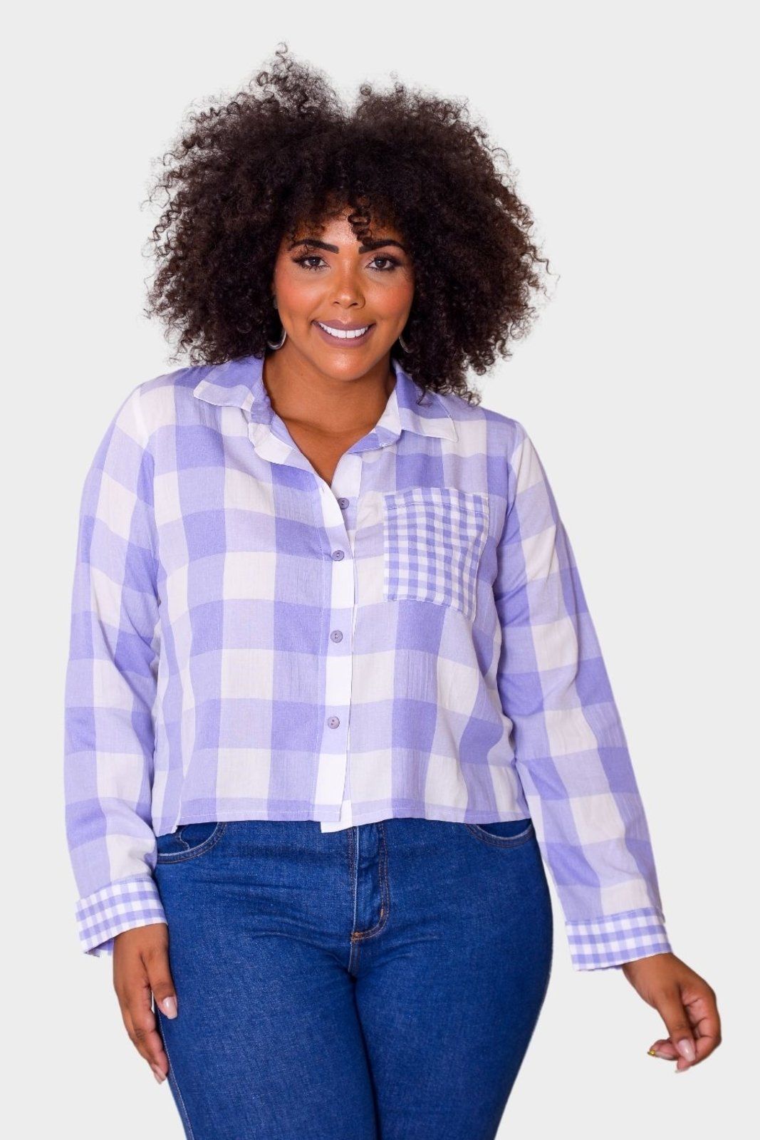 Uma peça confortável, ideal para compor os looks casuais do dia a dia. O charme é a diferença do tamanho da estampa xadrez no bolso e nos punhos. A camisa é confeccionada em tecido misto, modelagem justa e comprimento médio. Possui gola tradicional, mangas longas, bolso único frontal e estampa xadrez.Cor do produto: Roxo Plus Size, Women's Top, Products, Fashion, Purple Maxi, Mid Length, Checked Shirts, Cuffs, Skinny