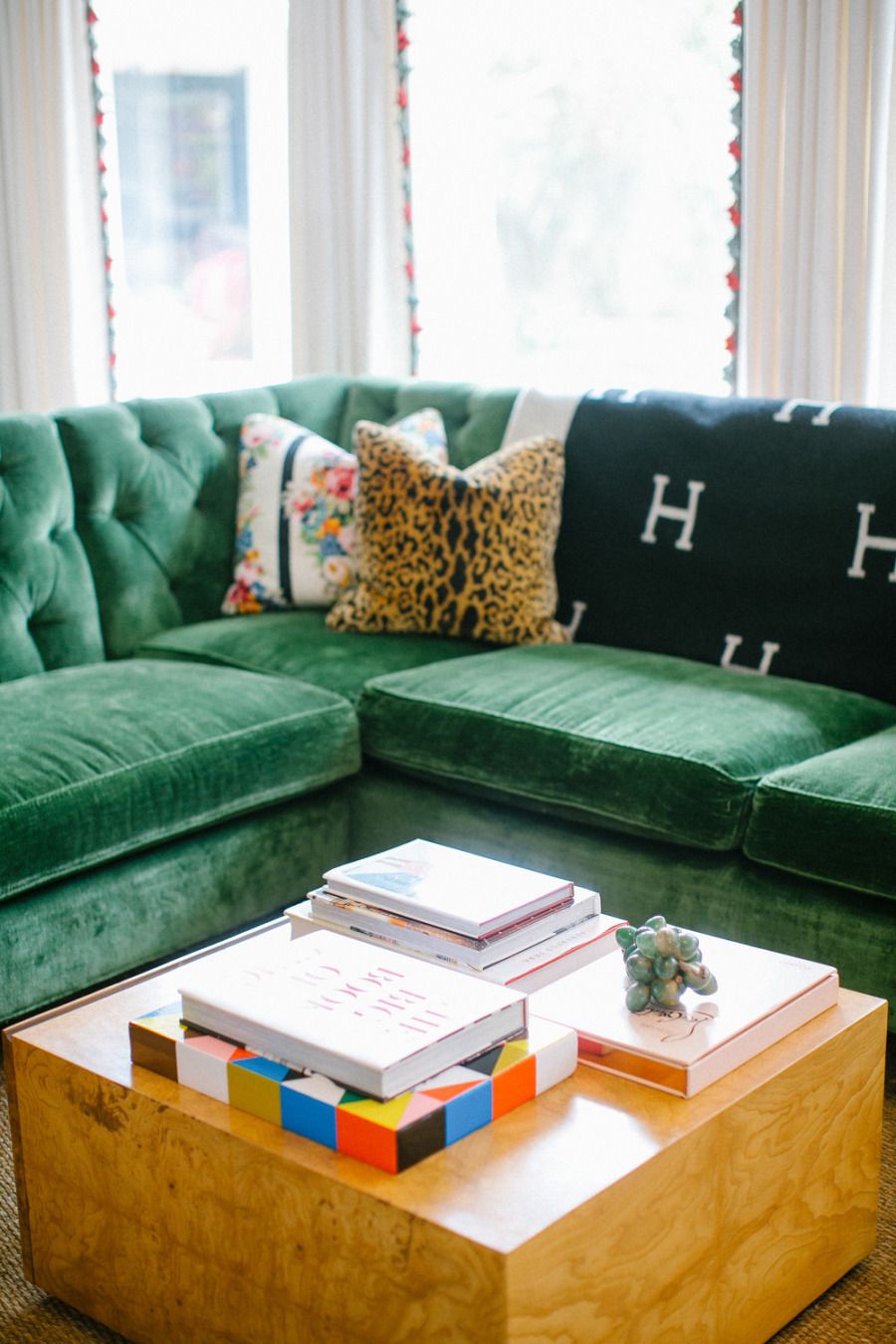 Elements of a Perfectly Styled Coffee Table Living Room Green, Home And Living, Living Room Decor, Living Spaces, Chic Living, Style At Home, Peppermint Bliss, Fabulous Sofa, Home Design
