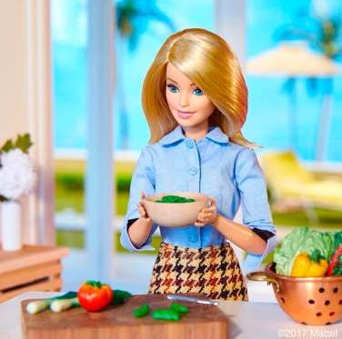 Barbie cocinando sobre una encimera de mármol blanco. - Proporcionado por Hearst Magazines S.L. | Barbie, Barbie fashionista, Colección de barbie