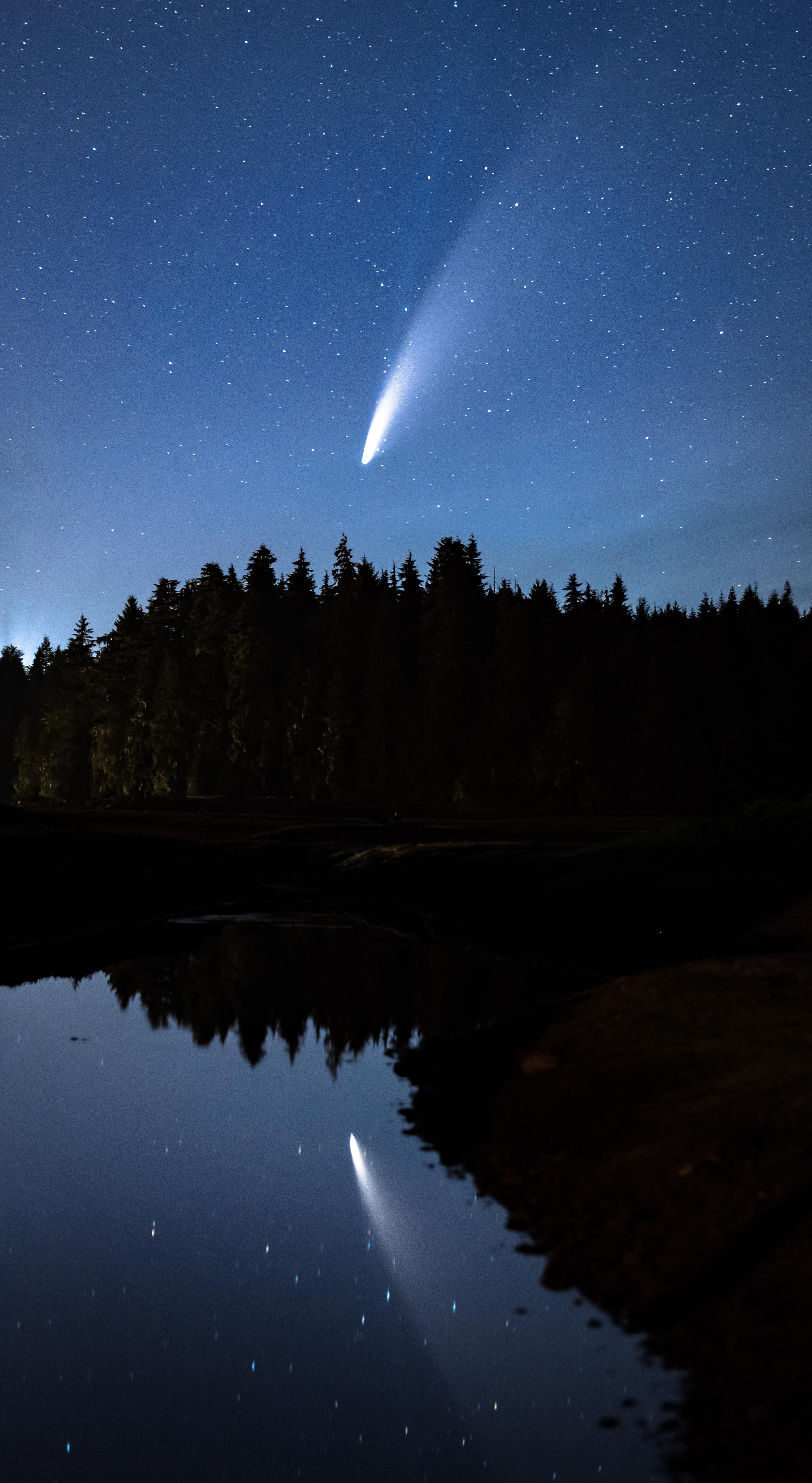 Watch Comet Neowise From Space In Stunning 4k Video En 2020 Contaminacion Luminica Atmosfera De La Tierra Imagenes Bellas