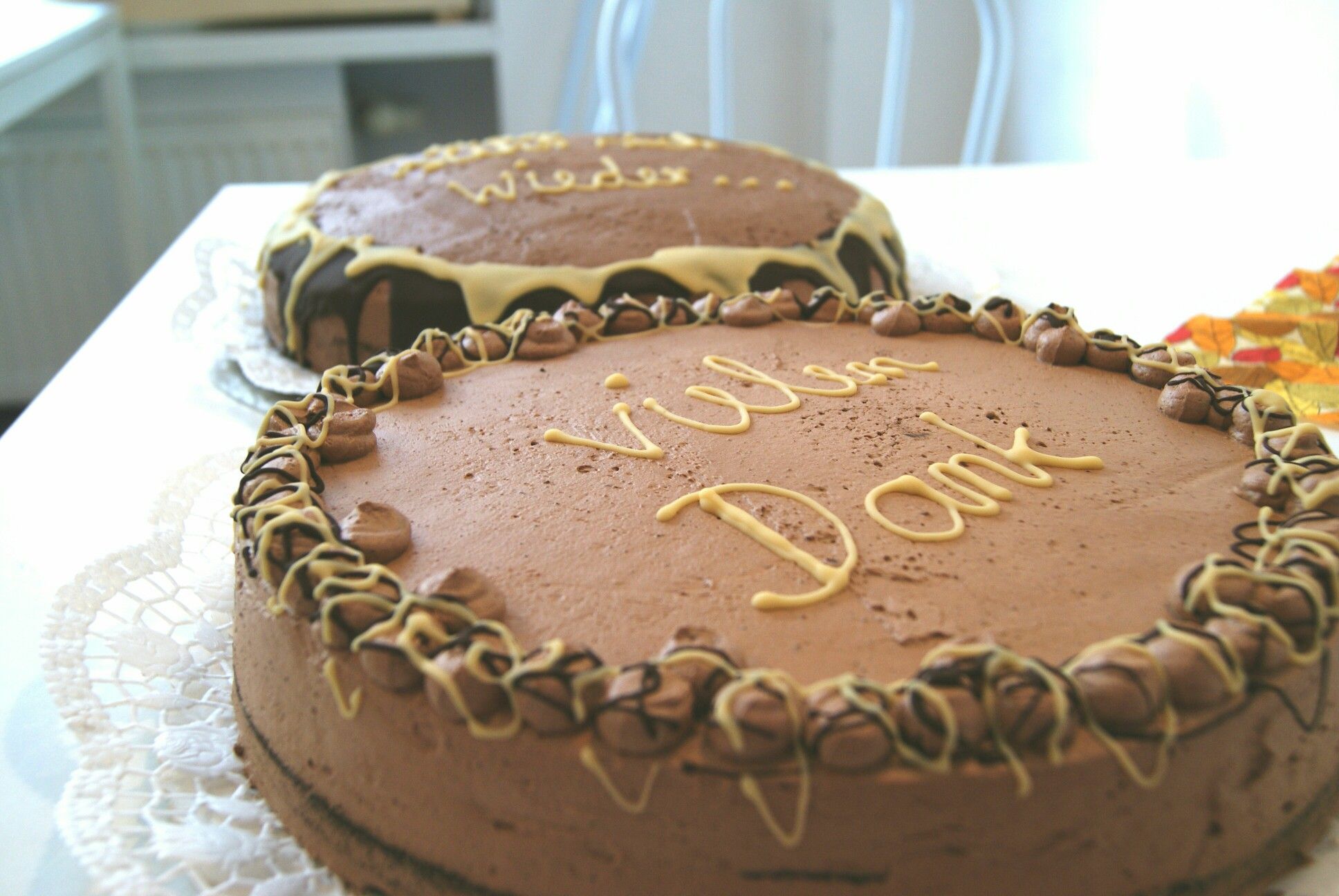 Kundenbestellung, Schokoladenmousse Torte mit Kirschen und Nougatsahne ...