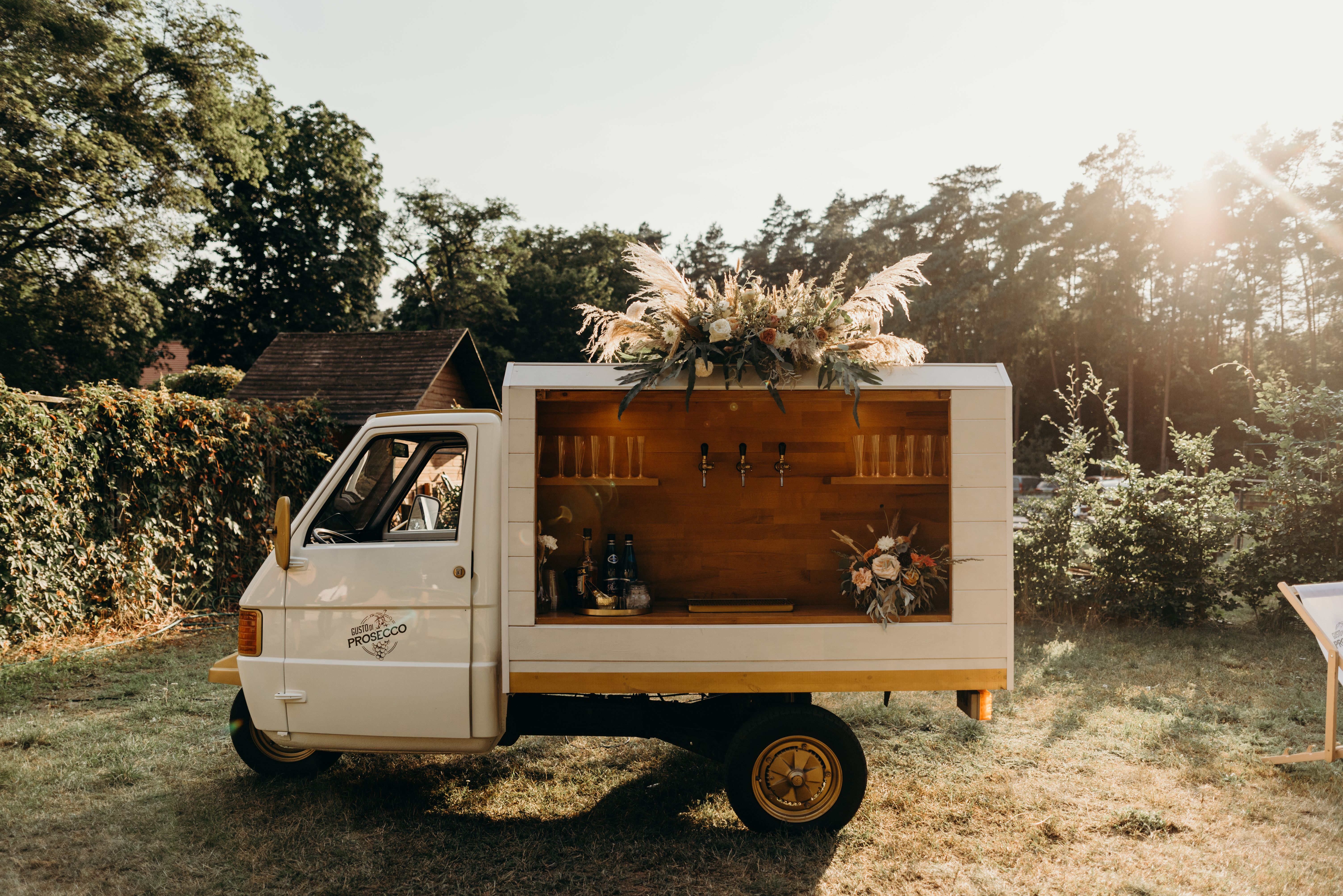 Nawet prosecco może być podawane w klimacie boho - wystarczy przystroić mobilnego vana trawami pampasowymi, piórami i zieloną roślinnością. Boho Wedding, Van, Fotografia, Bohemian Weddings, Vans, Vans Outfit