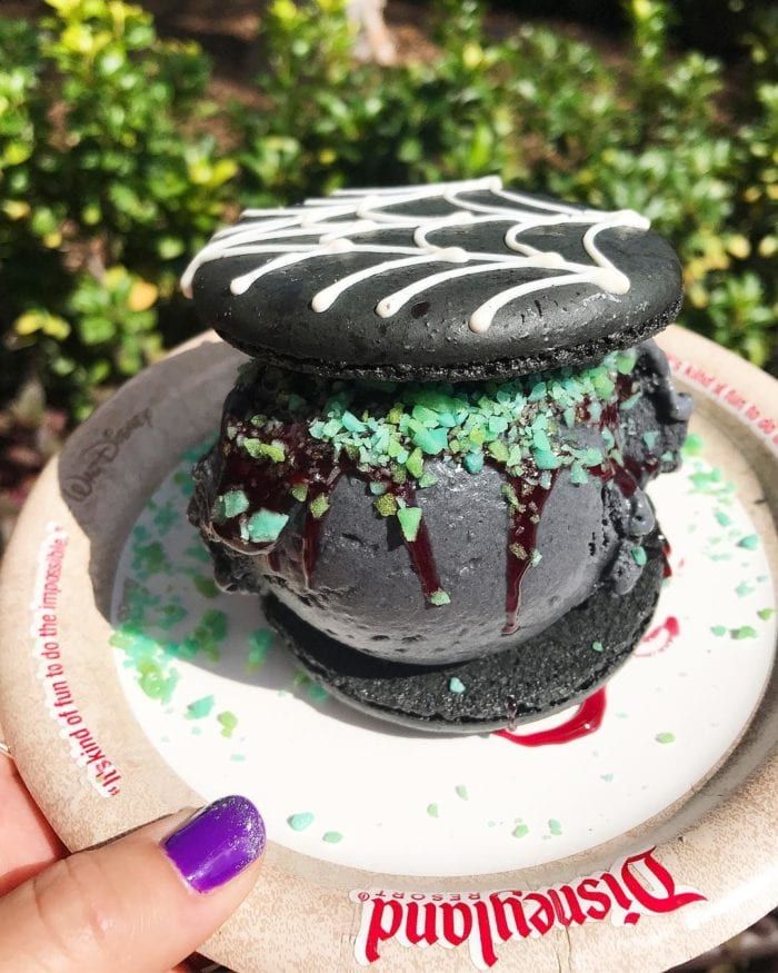 Disneyland Halloween Time Food Guide 2018 - Picky Palate Disney Desserts, Disney Treats, Disney Food, Disney Snacks, Disneyland Halloween, Disneyland Food, Halloween 2019, Disneyland Guide, Disney California Adventure