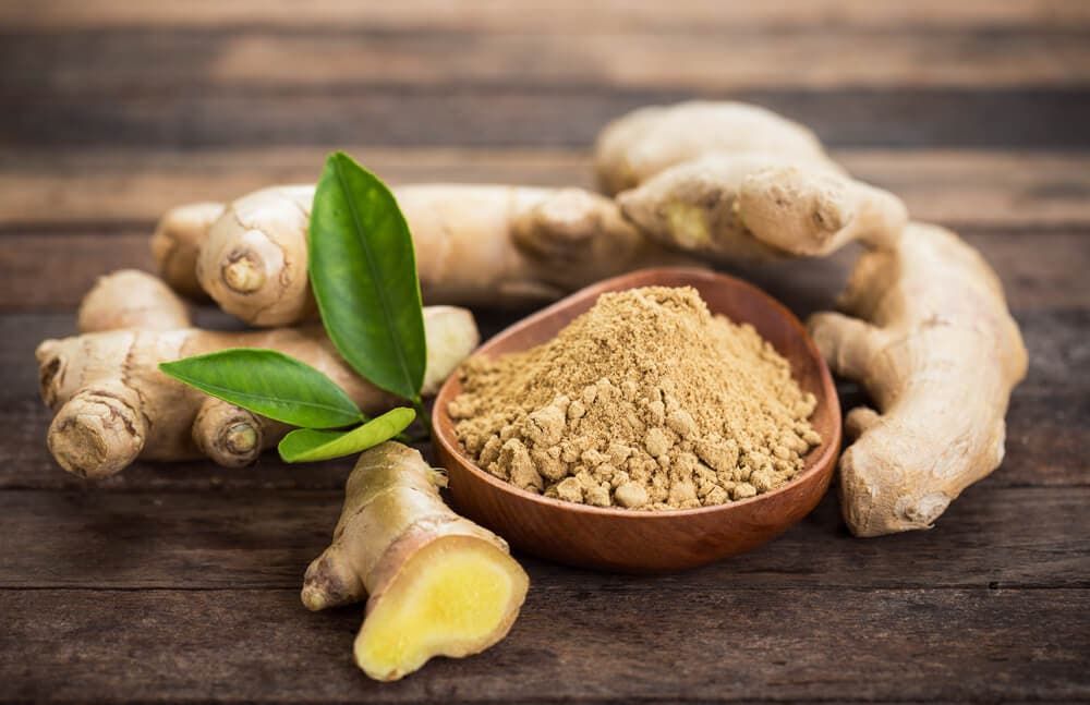 Las propiedades y los beneficios del jengibre lo han convertido en una raíz de gran consumo. Descubramos cuáles son las contraindicaciones del jengibre. Ginger Water, Dry Ginger, Ginger Juice, Ginger Root, Fresh Ginger, Ginger Plant, Ginger Extract, Lemon Water, Remedies For Menstrual Cramps