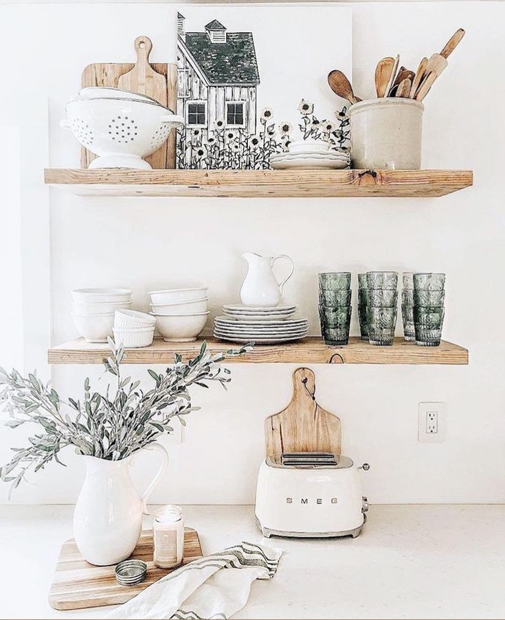 offenes regal in der küche | schwimmende regale in der küche | neutrale kücheneinrichtung inspiration | Küchenorganisation Inspiration | moderne wohnkultur insp #floatingshelves