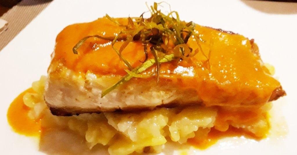 Lomo De Merluza Con Salsa De Piquillos Hoy Apetece Pescado Cocinar Pescado Pescado Recetas De Comida